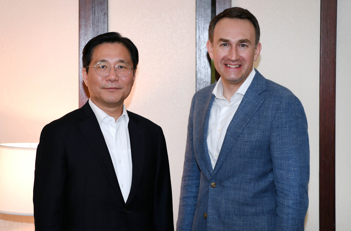 ▲성윤모 산업통상자원부 장관(왼쪽)이 7일(현지시간) 미국 라스베이거스 베니션호텔에서 에릭 엘리슨(Eric Allison) 우버 엘리베이트 대표와 만나 기념촬영을 하고 있다. (사진제공=산업통상자원부)