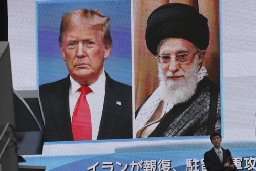 ▲일본 도쿄에서 한 남성이 8일(현지시간) 도널드 트럼프(왼쪽) 미국 대통령과 아야톨라 알리 하메네이 이란 최고지도자의 모습이 보인 대형 스크린 앞을 걸어가고 있다. 도쿄/AP연합뉴스
