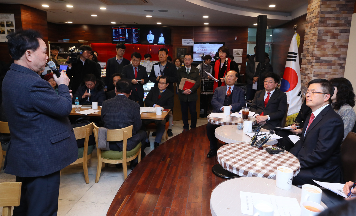 ▲부동산 정책 1탄 '재건축 규제완화를 통한 공급확대' 현장간담회에 나선 자유한국당 황교안 대표가 8일 서울 양천구 목동의 한 카페에서 목동 아파트단지 주민의 의견을 듣고 있다.   (연합뉴스)