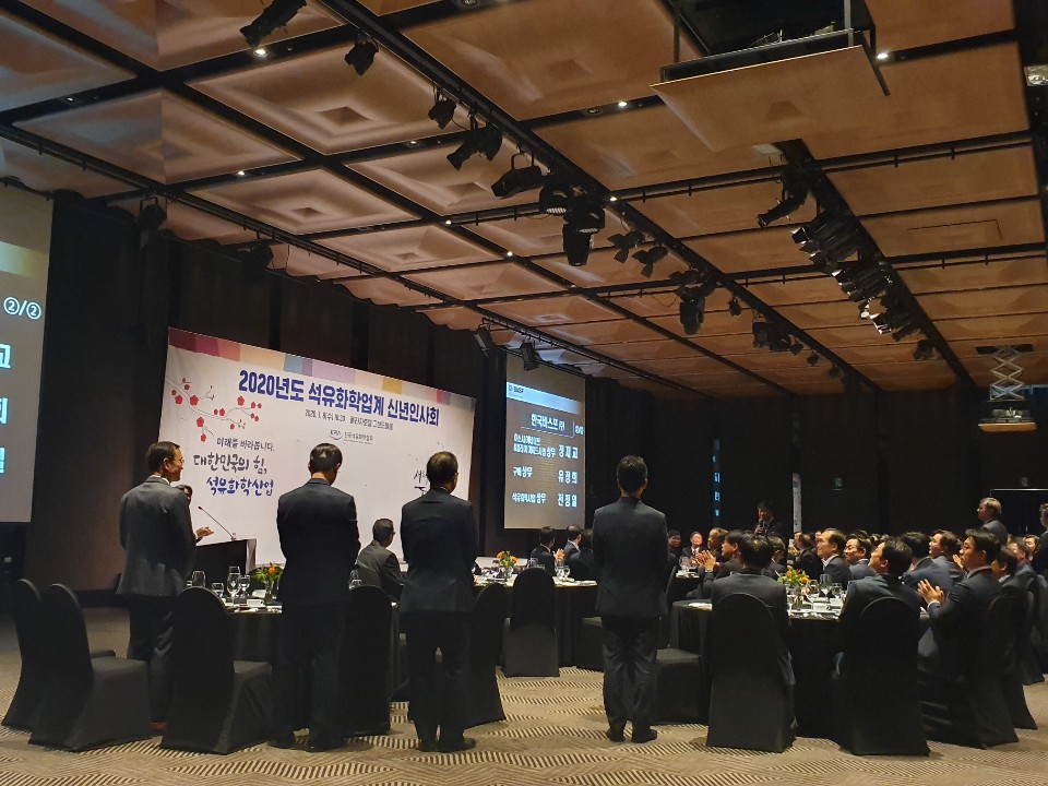 ▲석유화학 업계 CEO와 임원들이 8일 플라자호텔 그랜드볼룸에서 열린 '2020년도 석유화학업계 신년인사회'에서 소갯말을 하고 있다. (김벼리 기자 kimstar1215@)