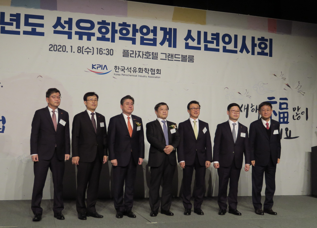 ▲(왼쪽부터) 나경수 SK종합화학 사장, 김교현 롯데케미칼 화학BU장, 정승일 산업통상자원부 차관, 문동준 한국석유화학협회 회장, 김재율 여천NCC 사장, 이구영 한화솔루션 사장, 노국래 LG화학 석유화학사업본부장이 8일 오후 플라자호텔에서 열린 '2020년도 석유화학업계 신년인사회'에서 기념사진을 찍고 있다. (사진제공=석유화학협회)
