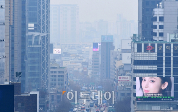 ▲미세먼지로 뒤덮인 서울 시내.  (신태현 기자 holjjak@)