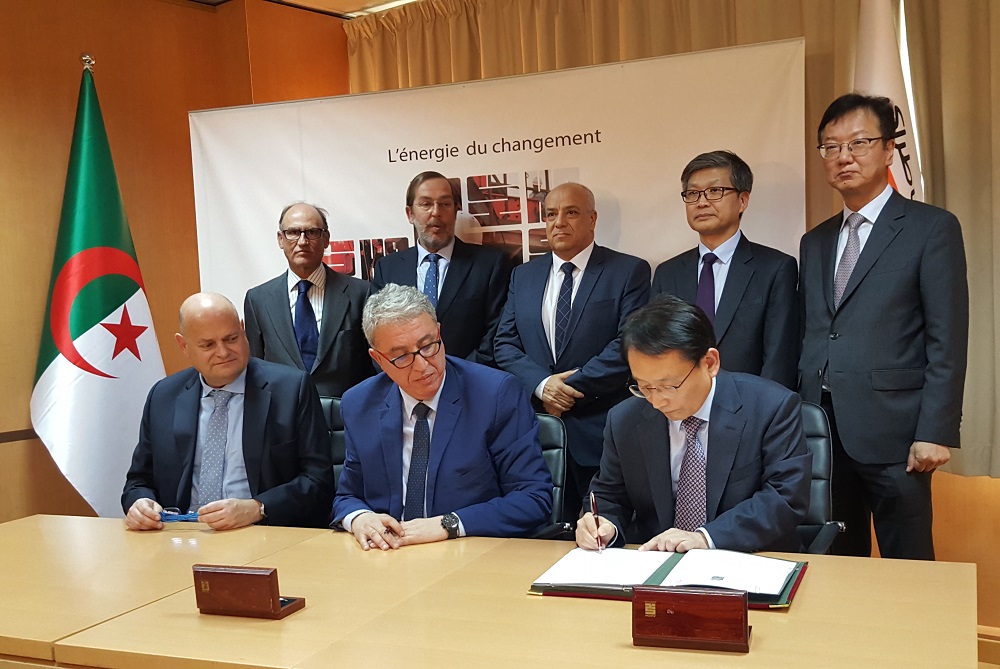 ▲강문규 삼성엔지니어링 프로포잘 담당(앞줄 맨우측)이 계약서에 서명하고 있다. 최성안 삼성엔지니어링 사장(뒷줄 맨우측), 카멜 에딘 치키 소나트랙 사장(뒷줄 좌측에서 세번째), 후안 야도 TR 사장(뒷줄 맨좌측) (사진제공=삼성엔지니어링)