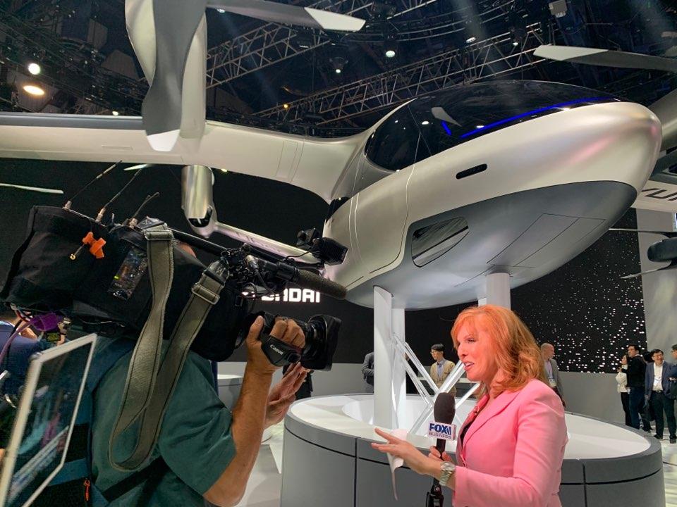 ▲7일(현지시간) 개막한 CES 2020 현대차 전시관에서 외신들이 취재를 진행하고 있다.  (연합뉴스)