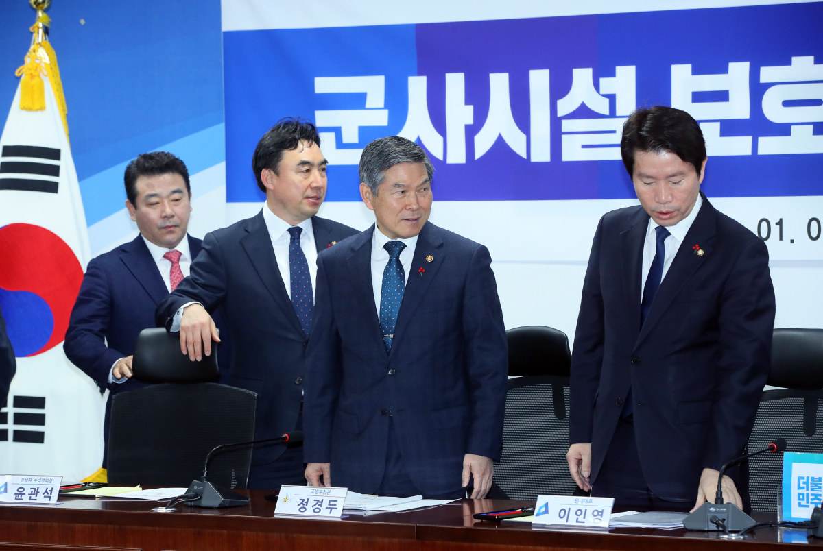 ▲정경두 국방부 장관(오른쪽 두번째)과 더불어민주당 이인영 원내대표(오른쪽)가 9일 국회 의원회관에서 열린 '군사시설 보호구역 해제 및 완화'를 위한 당정협의회에 참석하고 있다. (연합뉴스)