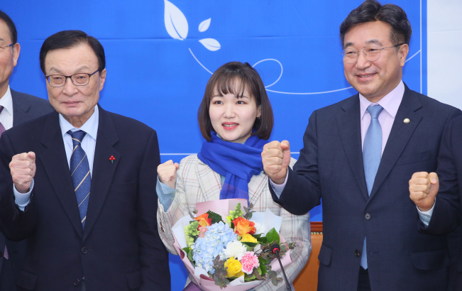 ▲9일 국회에서 열린 더불어민주당 인재영입 6호 기자회견에서 이해찬 대표와 '인재영입 6호' 홍정민 대표가 기념촬영 하고 있다.  (연합뉴스)