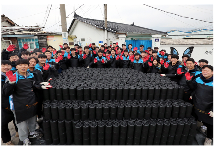 ▲대우건설 신입사원들은 지난 8일 경기도 광명시 소하동 일대에서 ‘사랑의 연탄나눔’ 봉사활동을 벌였다. (사진 제공=대우건설)