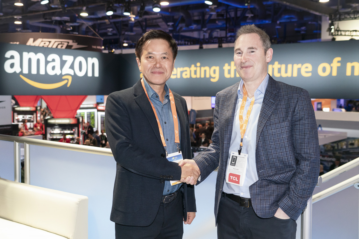 ▲박정호 SK텔레콤 사장(왼쪽)이 CES 전시장 내 아마존 부스에서 앤디 제시(Andy Jassy) 아마존웹서비스(AWS) CEO와 악수를 하고 있다. 이날 SK텔레콤과 아마존웹서비스는 클라우드 사업 협력 방안을 논의했다. (SK텔레콤 제공)