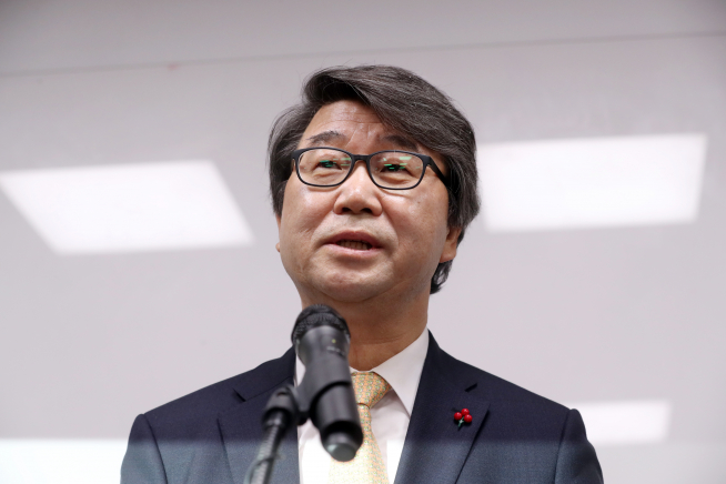 ▲삼성그룹준법감시위원장으로 내정된 김지형 전 대법관(법무법인 지평 대표변호사)이 9일 서대문구 사무실에서 기자간담회를 하고 있다. (연합뉴스)