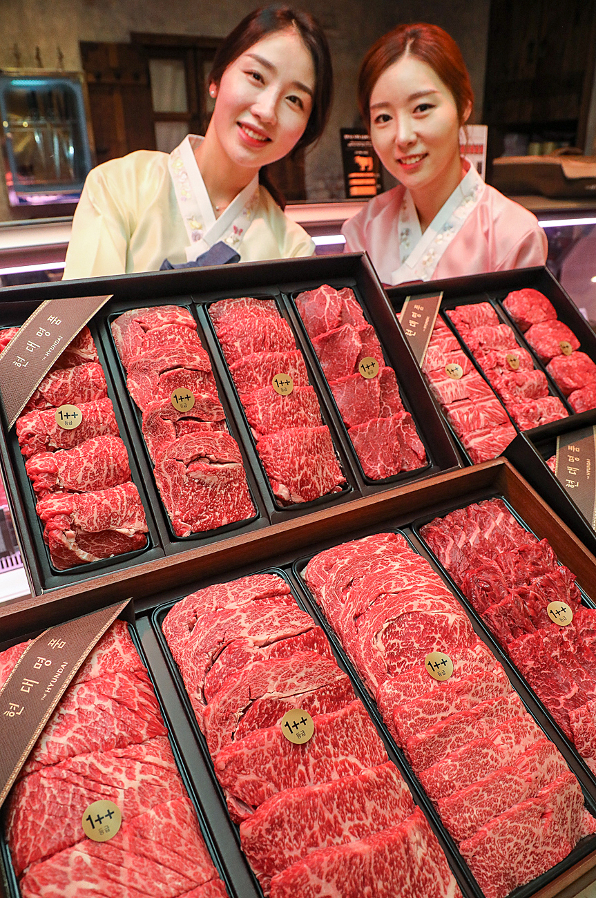 ▲현대백화점은 설 선물세트 판매 기간을 맞아, 1++등급 암소 한우만을 사용한 ‘현대명품 한우 선물세트’를 1,500세트 한정해 선보인다고 9일 밝혔다. 프리미엄 한우에 대한 구매 수요가 꾸준히 늘고 있어, 현대백화점은 올 설에 명품한우 세트의 품목과 물량을 지난해보다 10% 늘렸다.
또한, 현대 서산 목장에서 전통 방식으로 키운 '화식한우', 전남 강진에서 자연 방목한 한우, 제주 흑한우, 산청 유기농 한우 등 지역 특산물을 포함해 역대 최대 규모(4만6,000세트)의 냉장 한우 선물세트를 마련할 예정이다.
※사진설명 : 9일 현대백화점 압구정본점에서 직원들이 한우 1++등급으로 구성한 ‘현대명품 한우 선물세트’를 소개하고 있다.
(사진제공=현대백화점)