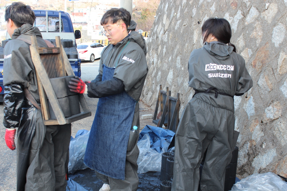 ▲KCC건설 임직원 150여 명은 9~10일 부산 부산진구와 서구, 동구, 사하구에서 새해 맞이 연탄 나눔 봉사활동을 한다. (사진 제공=KCC건설)