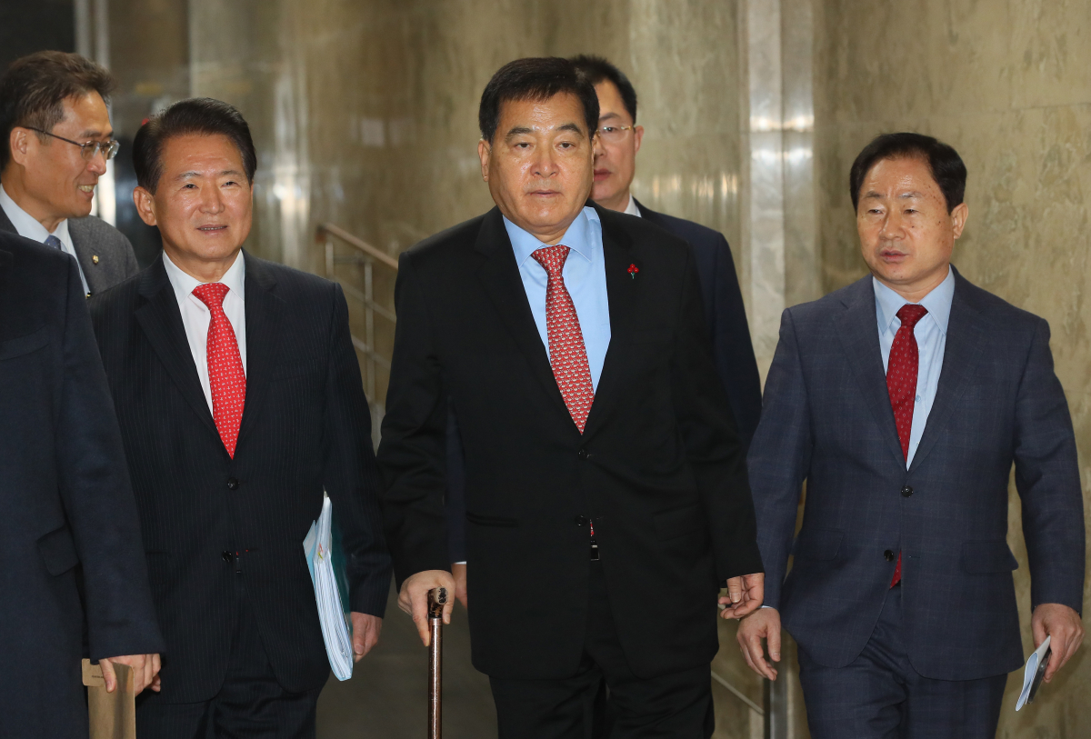 ▲자유한국당 심재철 원내대표, 김한표 원내수석부대표, 주광덕 의원 등이 9일 국회에서 열린 비공개 의원총회에 입장하고 있다.   (연합뉴스)