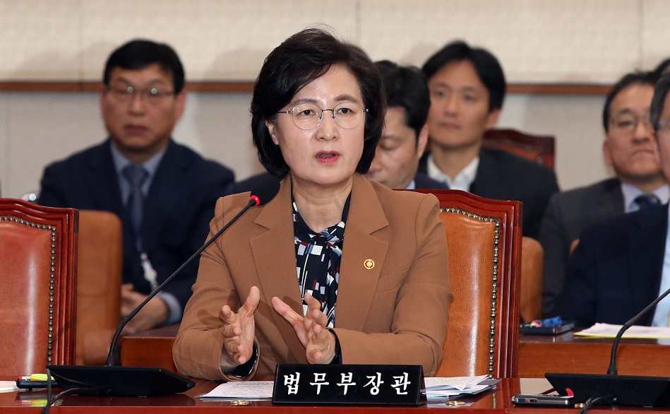 ▲추미애 법무부 장관이 9일 국회에서 열린 법제사법위원회 전체회의에서 의원들 질의에 답하고 있다. (연합뉴스)