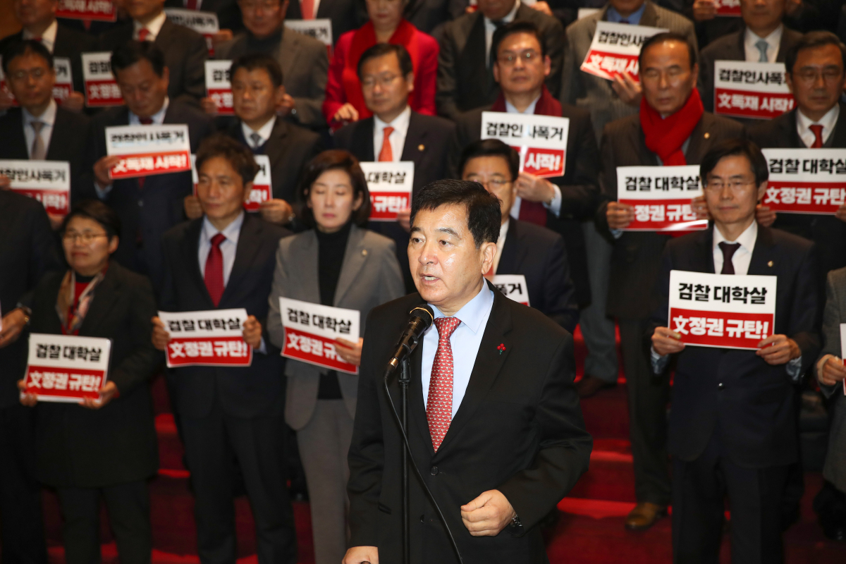 ▲자유한국당 심재철 원내대표가 9일 국회 본관 계단에서 추미애 법무부 장관이 단행한 검찰 간부인사를 '검찰대학살'로 규정하며 발언하고 있다. (연합뉴스)