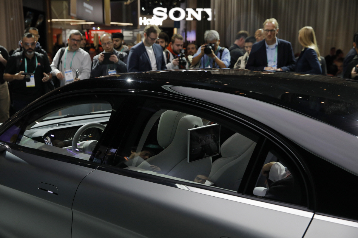 ▲소니의 콘셉트카 ‘VISION-S’는 뒷 좌석 탑승자도 엔터테인먼트를 즐길 수 있게 모니터가 탑재됐다. AP연합뉴스