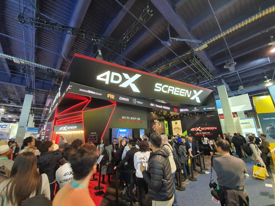 ▲CES 2020 전시관에 마련된 CJ 4DXPLEX관. 체험하려는 관람객들로 붐비고 있다.  (사진=송영록 기자 syr@)