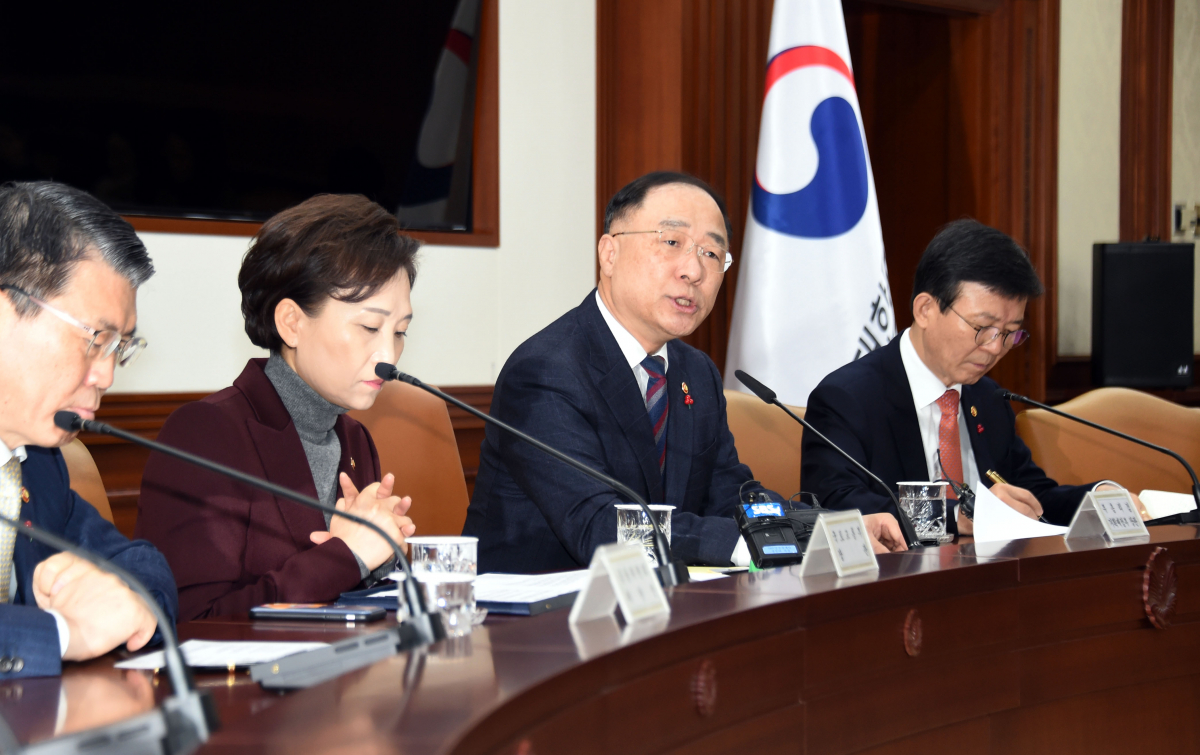 ▲홍남기 부총리 겸 기획재정부 장관(오른쪽에서 두번째)이 10일 서울 광화문 정부서울청사에서 열린 중동 상황 관련 관계장관회의를 주재, 모두발언을 하고 있다. (사진제공=기획재정부)