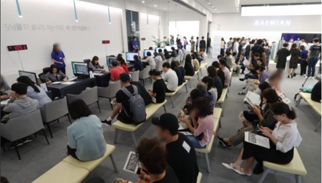 ▲작년 9월 서울 송파구 래미안갤러리에 마련된 '래미안 라클래시' 견본주택이 방문객들로 북적이고 있다.  (연합뉴스)