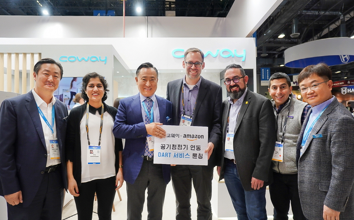 ▲이해선 코웨이 총괄사장(왼쪽 세 번째)와 데이빗 잭슨(David Jackson, 왼쪽 네 번째) 아마존 Dash Replenishment 사업부 부서장이 기념 사진을 촬영하고 있다. (사진제공=웅진코웨이)