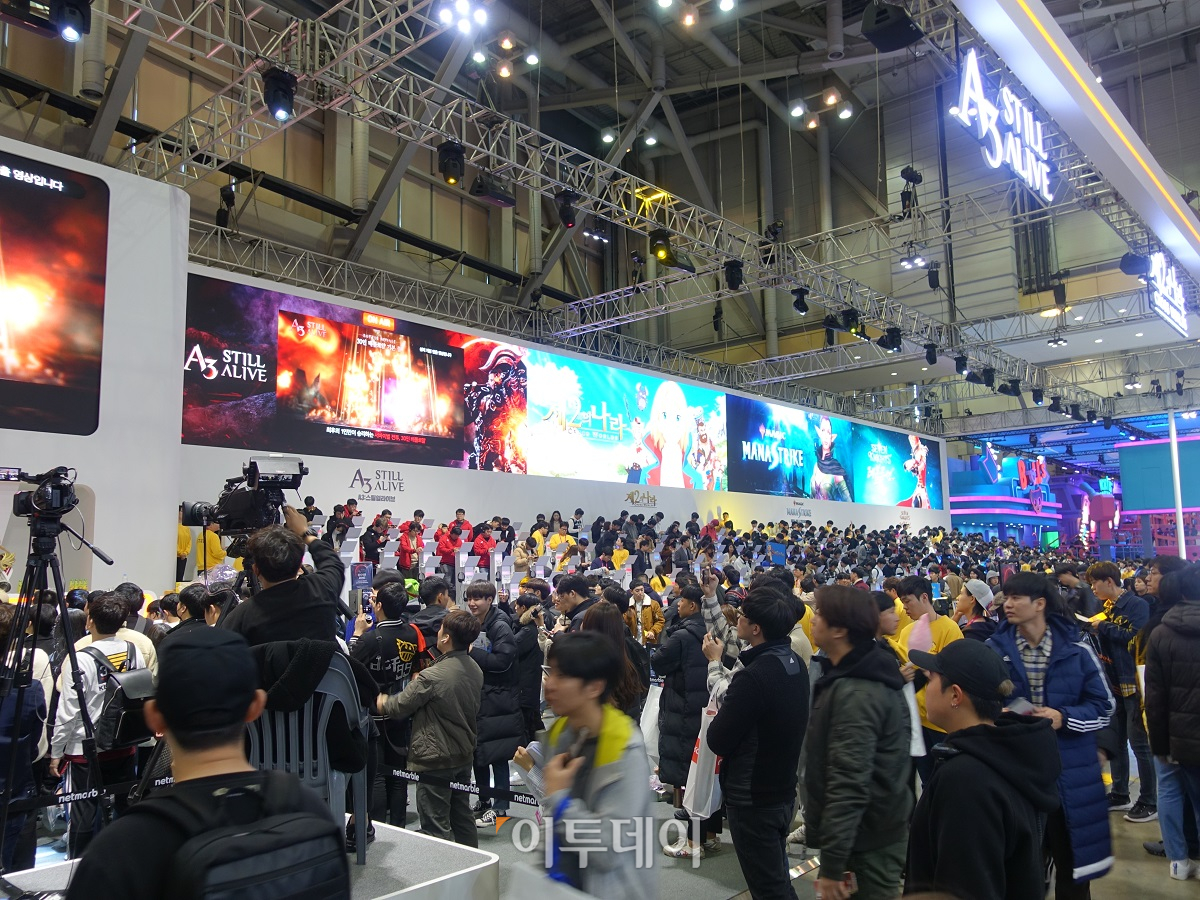 ▲넷마블 부스에 몰린 관람객들이 신작 게임을 체험해보고 있다. (이재영 기자 ljy0403@)