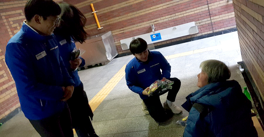▲한국코퍼레이션 봉사단원들이 서울역 주변에서 나눔활동을 펼치고 있다. (사진제공=한국코퍼)