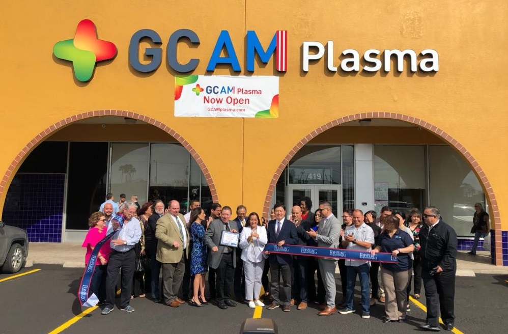 ▲GCAM 직원들이 미국 텍사스주 에딘버그에 위치한 GCAM 신규 혈액원 앞에서 기념 촬영을 하고 있다. (사진제공=GC녹십자)