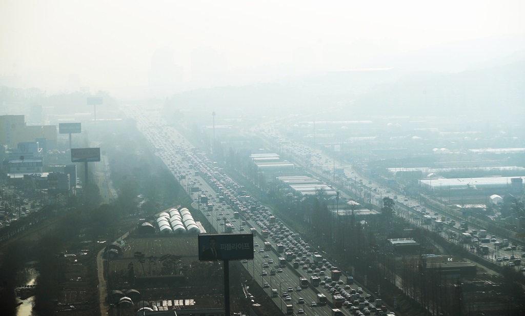 ▲초미세먼지 농도가 '나쁨' 수준을 보인 10일 오후 경기도 용인시 아르피아타워 전망대에서 바라본 경부고속도로 주변이 뿌옇다.  (연합뉴스)