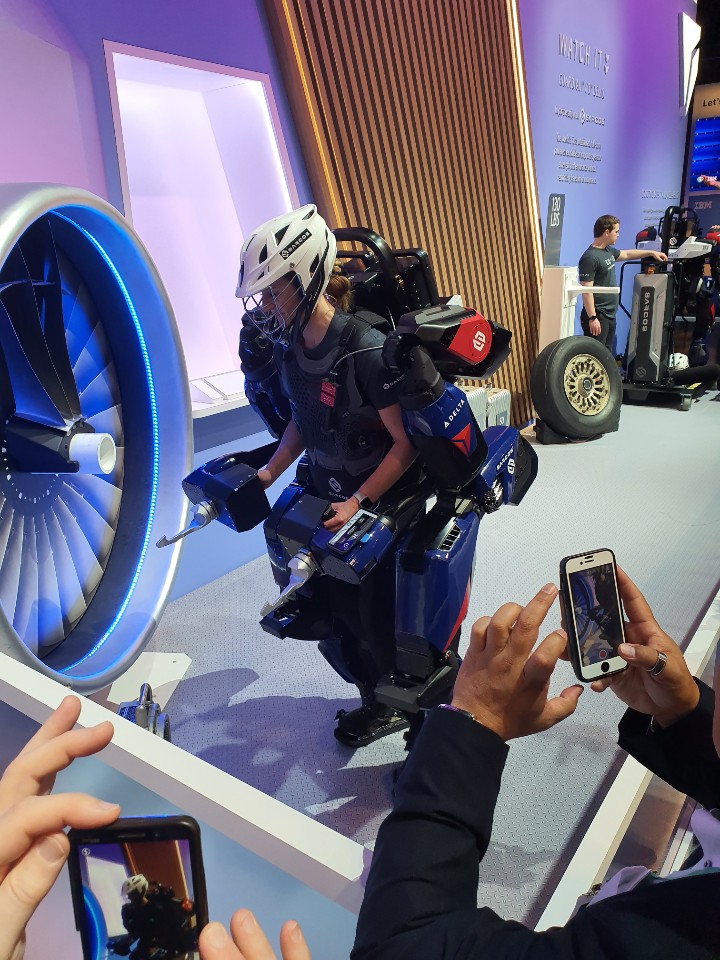 ▲델타항공에서 시연하는 웨어러블 로봇. 이 로봇을 착용한 직원이 무거운 비행기 바퀴 교체 작업을 손쉽게 하고 있다. (사진=송영록 기자 syr@)