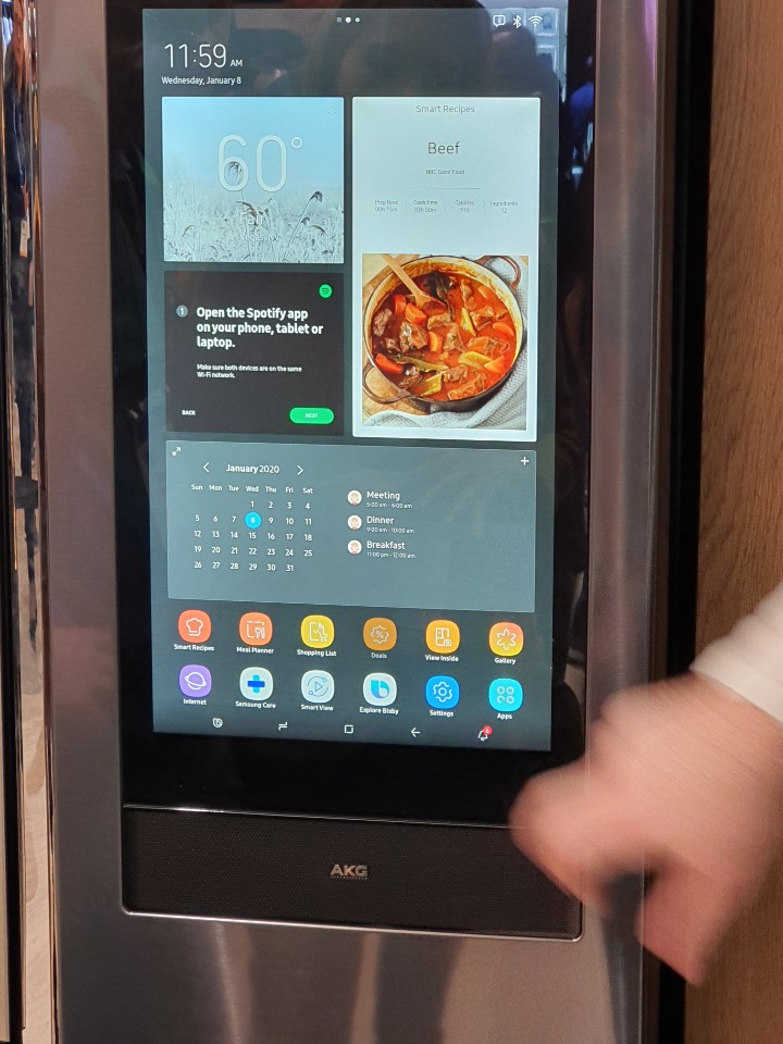 ▲삼성전자 2020년형 패밀리허브엔 푸드AI 기술을 통해 사용자 맞춤 레시피를 추천한다. (사진=송영록 기자 syr@)