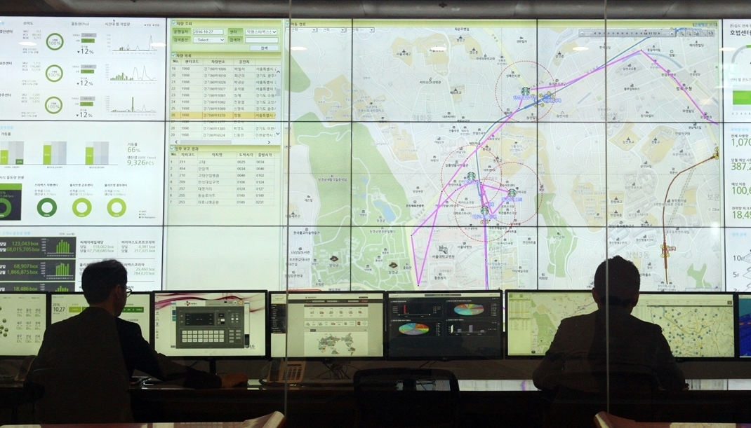 ▲CJ대한통운종합상황실에서 근무자들이 전국 물동량 상황을 파악하고 있다.  (사진제공=CJ대한통운)