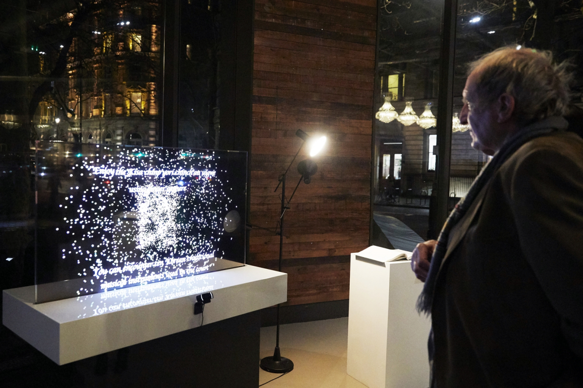 ▲LG전자가 9일부터 22일까지 영국 런던 주영한국문화원에서 열리는 '기사진표리진찬의궤 미디어 쇼케이스'에 참여해 조선시대 문화재를 널리 알리고 있다. 관람객들이 AR(증강현실) 제스처 인식기술과 소리 시각화 기법이 적용된 투명 올레드 사이니지를 통해 ‘기사진표리진찬의궤’를 감상하고 있다.  (사진제공=LG전자)