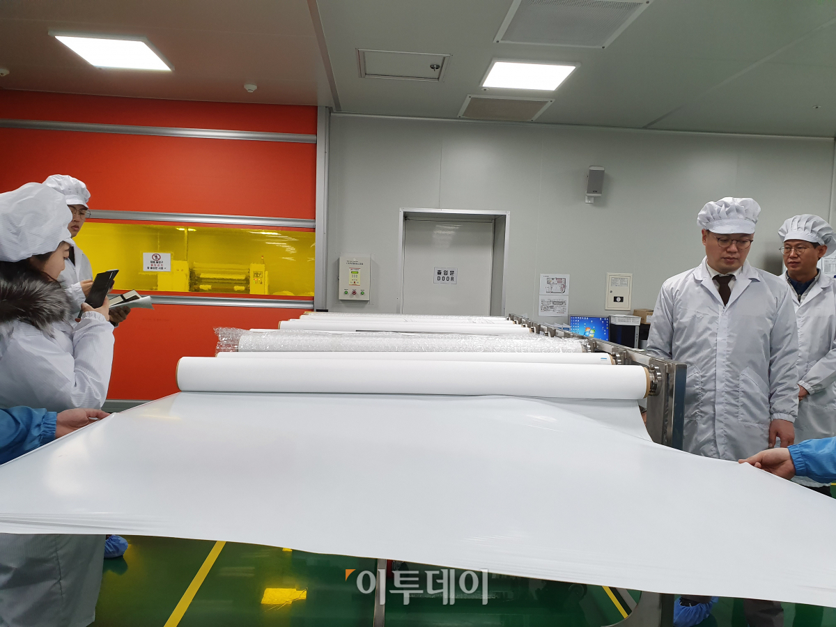 ▲전기방사 공정을 통해 완성된 나노멤브레인 소재. 사용처에 따라 몇 겹의 소재를 압착할지가 결정된다. 사진은 나노멤브레인 3겹이 압착된 형태.  (노우리 기자 @we1228)