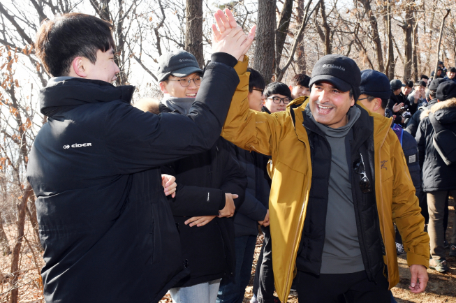 ▲ 에쓰오일 후세인 알 카타니 CEO(오른쪽)가 지난 주말 청계산 임직원 신년산행에서 올해 입사한 신입사원들과 하이-파이브를 하며 격려하고 있다. (사진제공=에쓰오일)