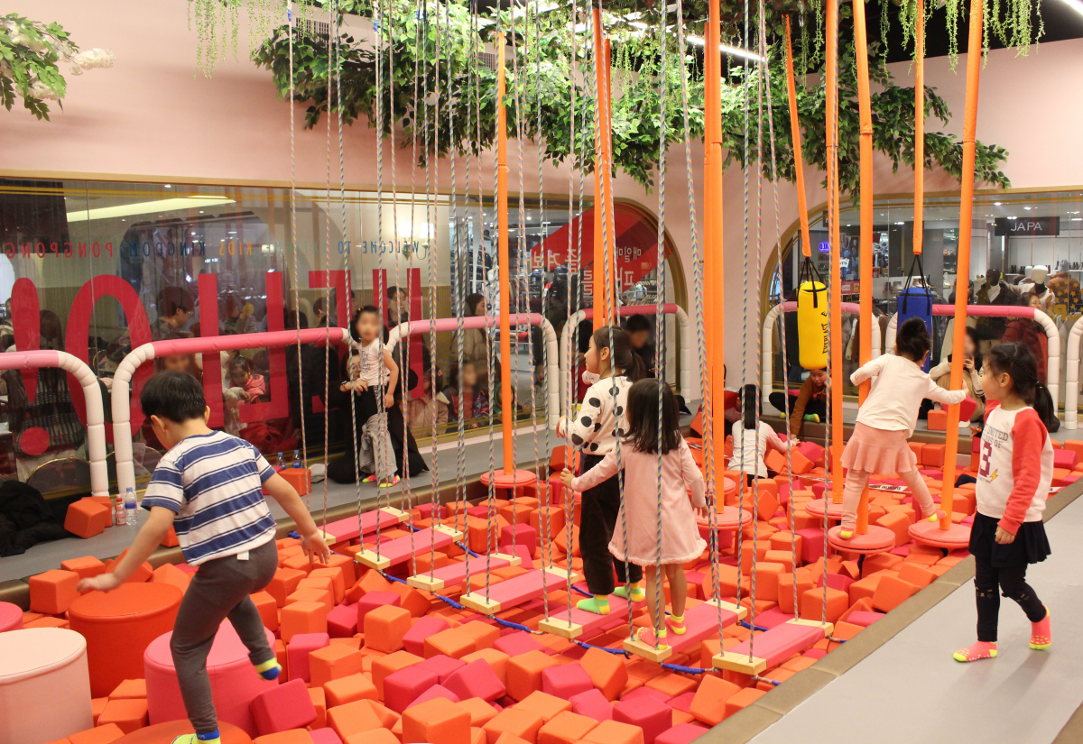 ▲12일 오전 롯데백화점 관악점에 위치한 키즈카페 '퐁퐁플라워'에서 아이들이 다양한 놀이기구를 이용하고 있다. (사진제공=롯데백화점)