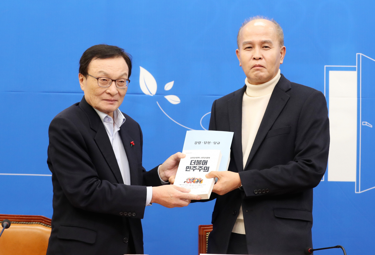 ▲더불어민주당 이해찬 대표가 12일 오후 서울 여의도 국회에서 민주당 인재영입 7호인 이용우 카카오뱅크 공동대표에게 당원교과서 등을 전달하고 있다. (연합뉴스)