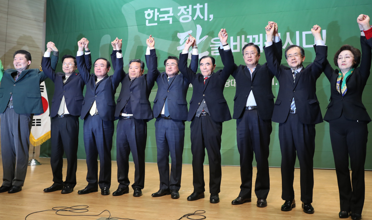 ▲12일 오후 서울 여의도 국회 의원회관에서 열린 대안신당 중앙당 창당대회에서 신임 최경환 당대표(왼쪽 다섯번째)와 지도부 등이 손을 들어 인사하고 있다.  (연합뉴스)