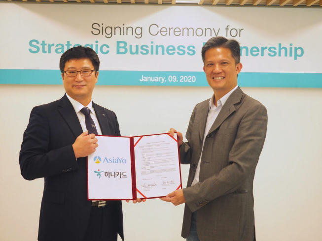 ▲지난 9일 대만 아시아요(AsiaYo)본사에서 진행된 ‘하나카드-아시아요 전략적 제휴 협약식'에서 한경호(왼쪽) 하나카드 글로벌&신성장사업본부장과 쩡자오강 아시아요 대표가 기념촬영을 하고 있다. 
 (사진제공=하나카드)