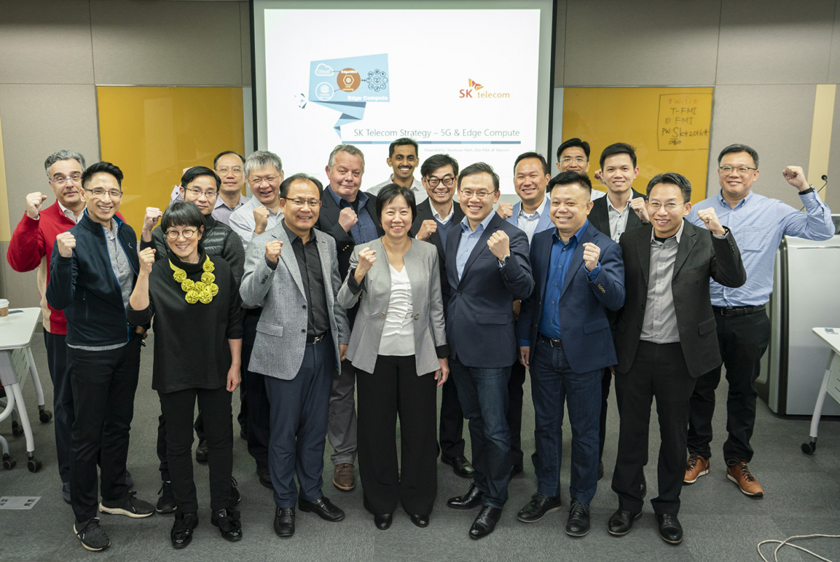 ▲13일 SK텔레콤 본사에서 '글로벌 MEC TF' 발족식이 열렸다. (앞줄 왼쪽부터)토마스 황 타이완 모바일 디지털 담당, 마리아 리 HKT 이동통신 담당 임원, 하민용 SK텔레콤 경영기획2그룹장, 옹 걱 취 브리지얼라이언스 CEO, 이강원 SK텔레콤 클라우드랩스장, 루이스 라이 싱텔 임원, 찬 인 친 싱텔 임원. (SK텔레콤 제공)
