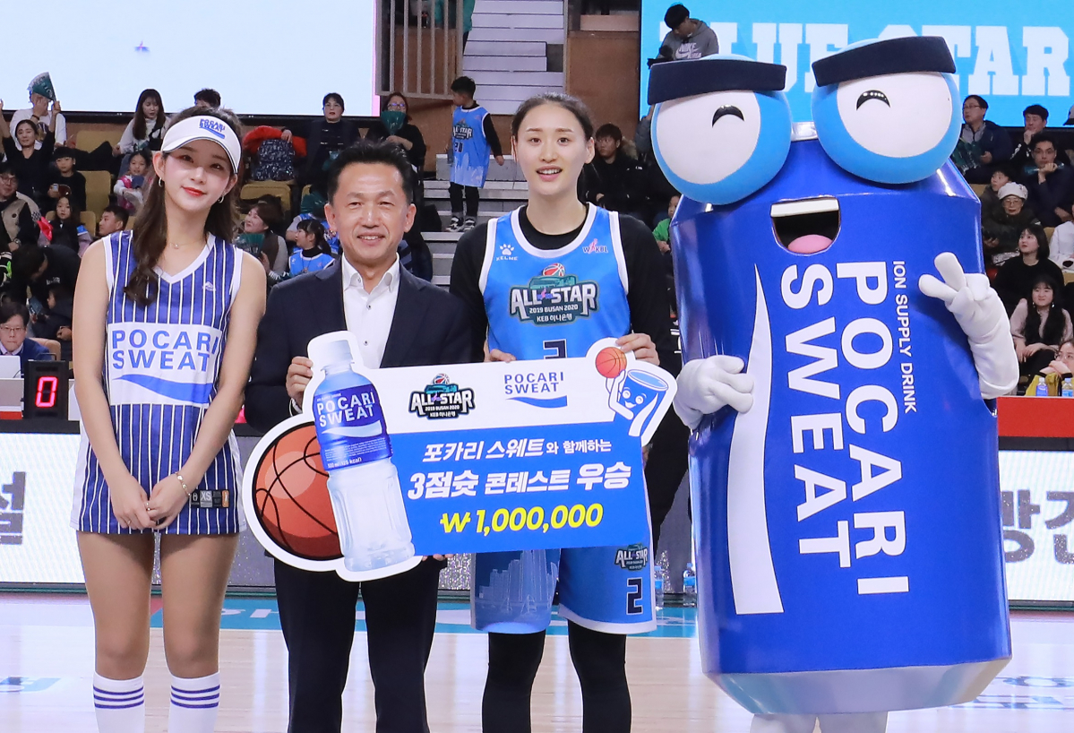 ▲3점슛_콘테스트에 우승한 강이슬 선수(왼쪽 세번째)와 양동영 동아오츠카 대표이사(왼쪽 두번째) (동아오츠카)