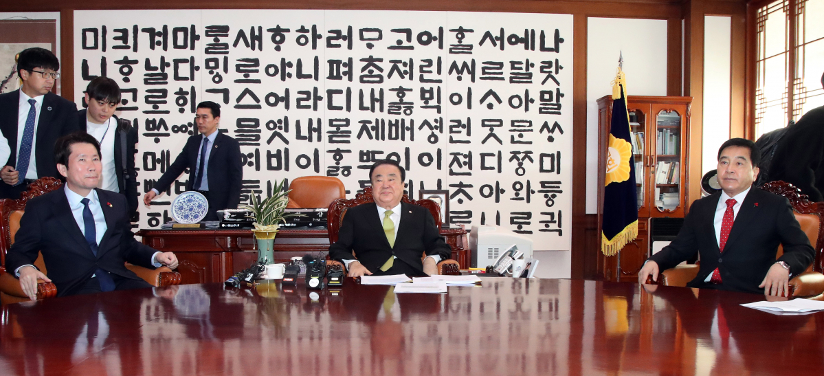 ▲13일 오전 서울 여의도 국회의장실에서 문희상 의장과 여야 교섭단체 원내대표가 회동하고 있다.  왼쪽부터 더불어민주당 이인영 원내대표, 문의장, 자유한국당 심재철 원내대표.  (연합뉴스)