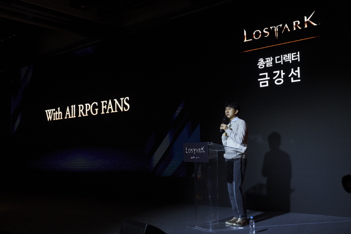 ▲로스트아크 유저 간담회에서 금강선 디렉터가 앞으로의 계획에 대해 발표하고 있다. (사진제공=스마일게이트)