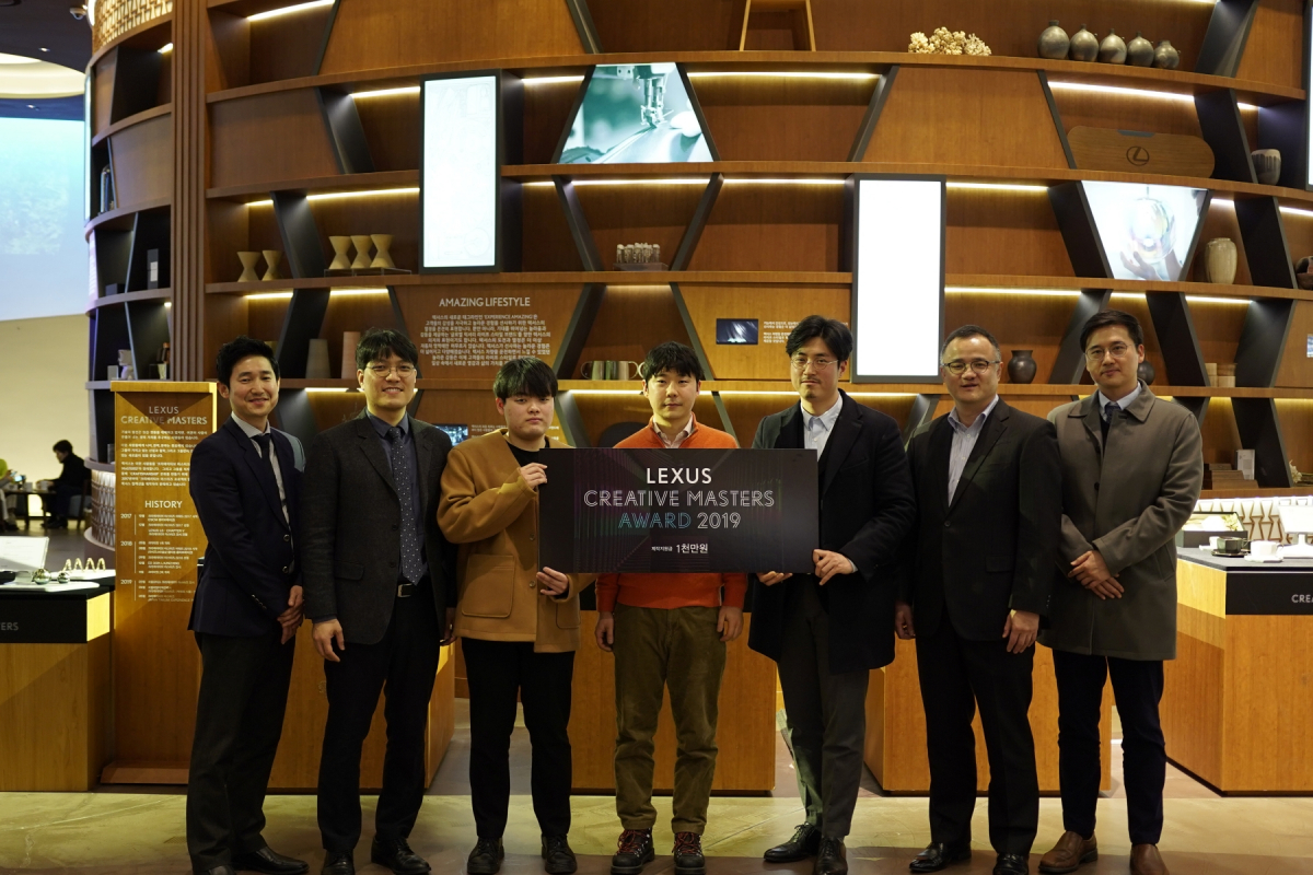 ▲렉서스 코리아가 국내 공예분야의 신진작가를 발굴하고, 지원하는 프로그램 ‘렉서스 크리에이티브 마스터즈 어워드’ 시상식을 열었다. 사진 왼쪽부터 렉서스 코리아: 이병진 상무, 크리에이티브 마스터즈 수상자 박정근ㆍ이동주ㆍ김민욱ㆍ권중모 작가, 렉서스 코리아: 타케무라 노부유키 사장, 렉서스 코리아: 김준식 차장.  (사진제공=렉서스 코리아)