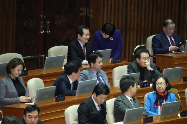 ▲정세균 국무총리 후보자가 13일 오후 서울 여의도 국회에서 열린 임시국회 본회의에서 전혜숙 의원과 대화하고 있다. (연합뉴스)