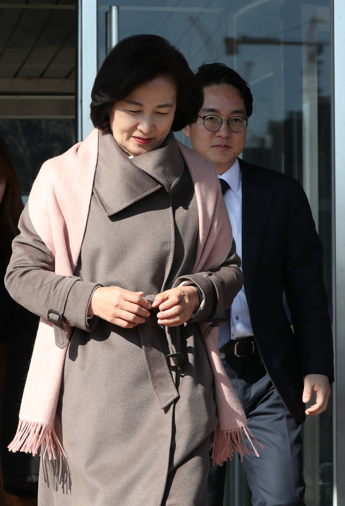 ▲추미애 법무부 장관과 심우정 기조실장(오른쪽)이 13일 점심시간에 정부과천청사 법무부에서 나오고 있다. (연합뉴스)