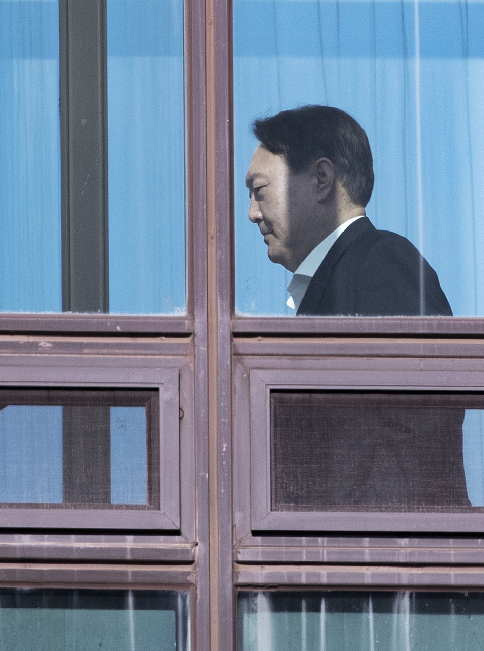 ▲윤석열 검찰총장이 13일 서울 서초구 대검찰청에서 점심 식사를 위해 이동하고 있다.   (연합뉴스)