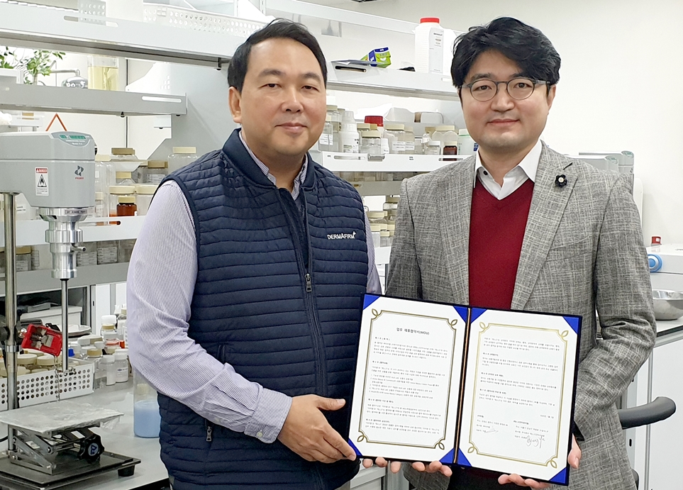 ▲(왼쪽부터) 더마펌 차훈 대표, 엠엘비코스메틱 유병영 대표