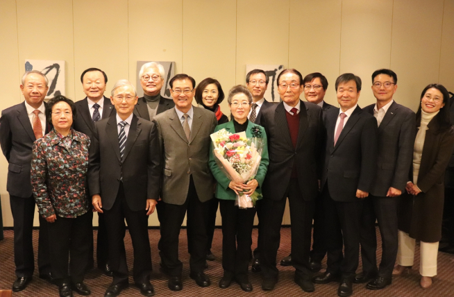 ▲유영숙(앞줄 왼쪽에서 네번째) 기후변화센터 신임 이사장이 13일 서울 중구 정동 컨퍼런스하우스 달개비에서 취임식을 가졌다. (사진 = 기후변화센터)