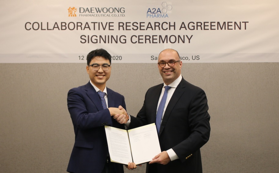 ▲전승호 대웅제약 사장(왼쪽)과 소티리오스 스테지오폴로 A2A 파마 사장이 파트너십 계약 체결 후 기념사진을 촬영하고 있다. (사진제공=대웅제약)