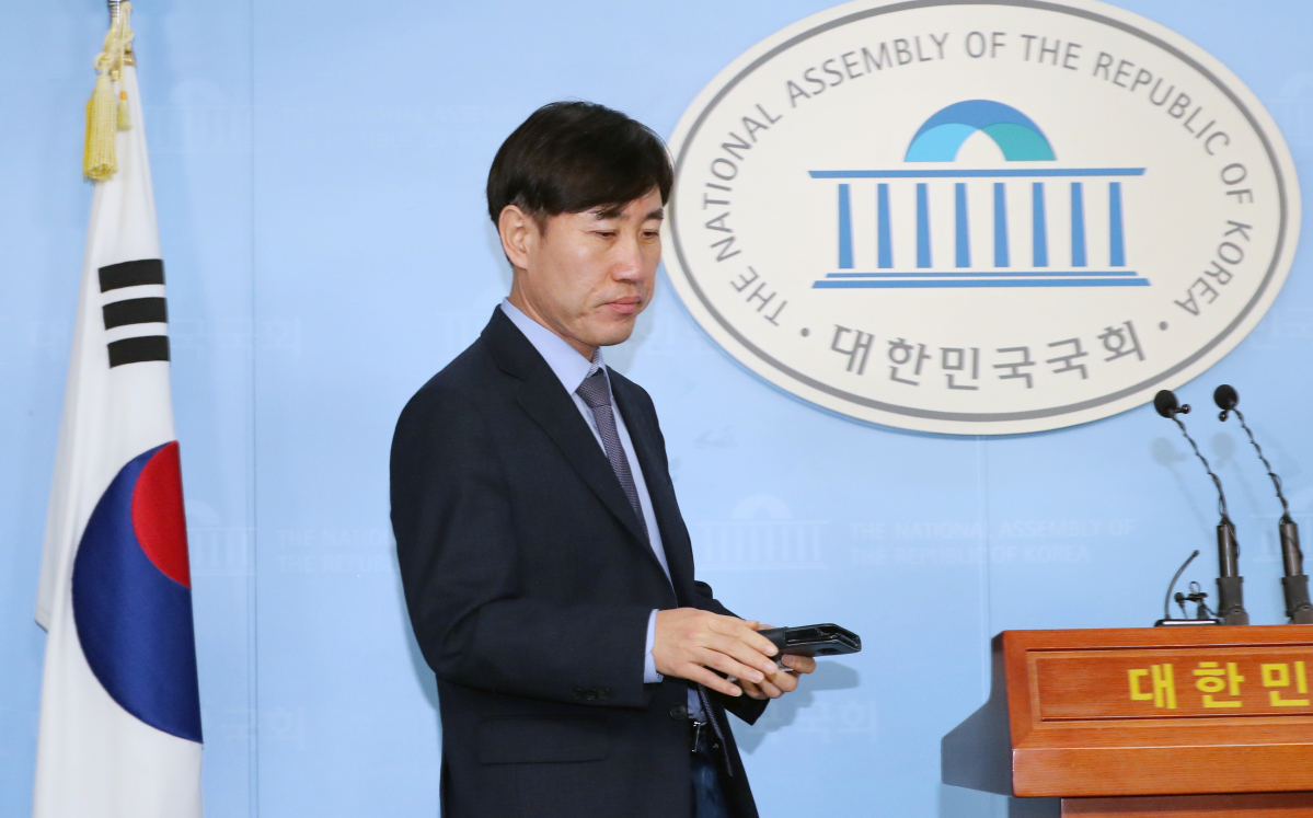 ▲새로운보수당 하태경 책임대표가 14일 오전 서울 여의도 국회 정론관에서 열린 기자회견에서 혁신통합추진위원회 관련 입장을 발표하기 위해 입장하고 있다. (연합뉴스)