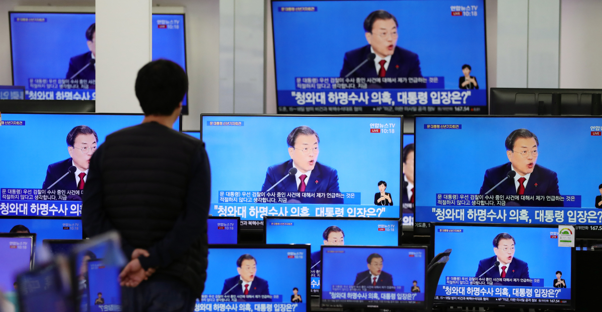 ▲14일 오전 서울 용산구 전자랜드에 전시된 TV에서 문재인 대통령 신년 기자회견이 생중계되고 있다. (연합뉴스)